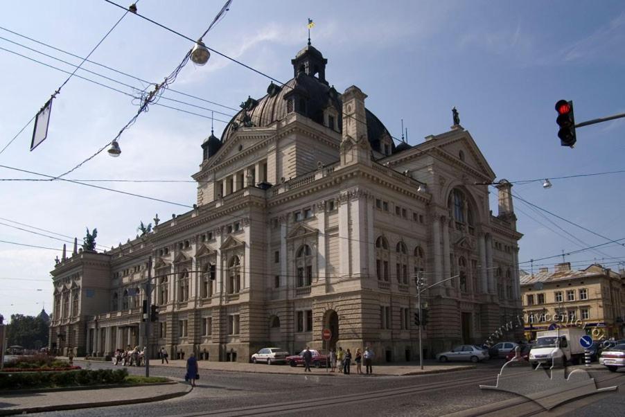 Apt In The Center Of The Town Near The Opera House Apartment Lviv Bagian luar foto